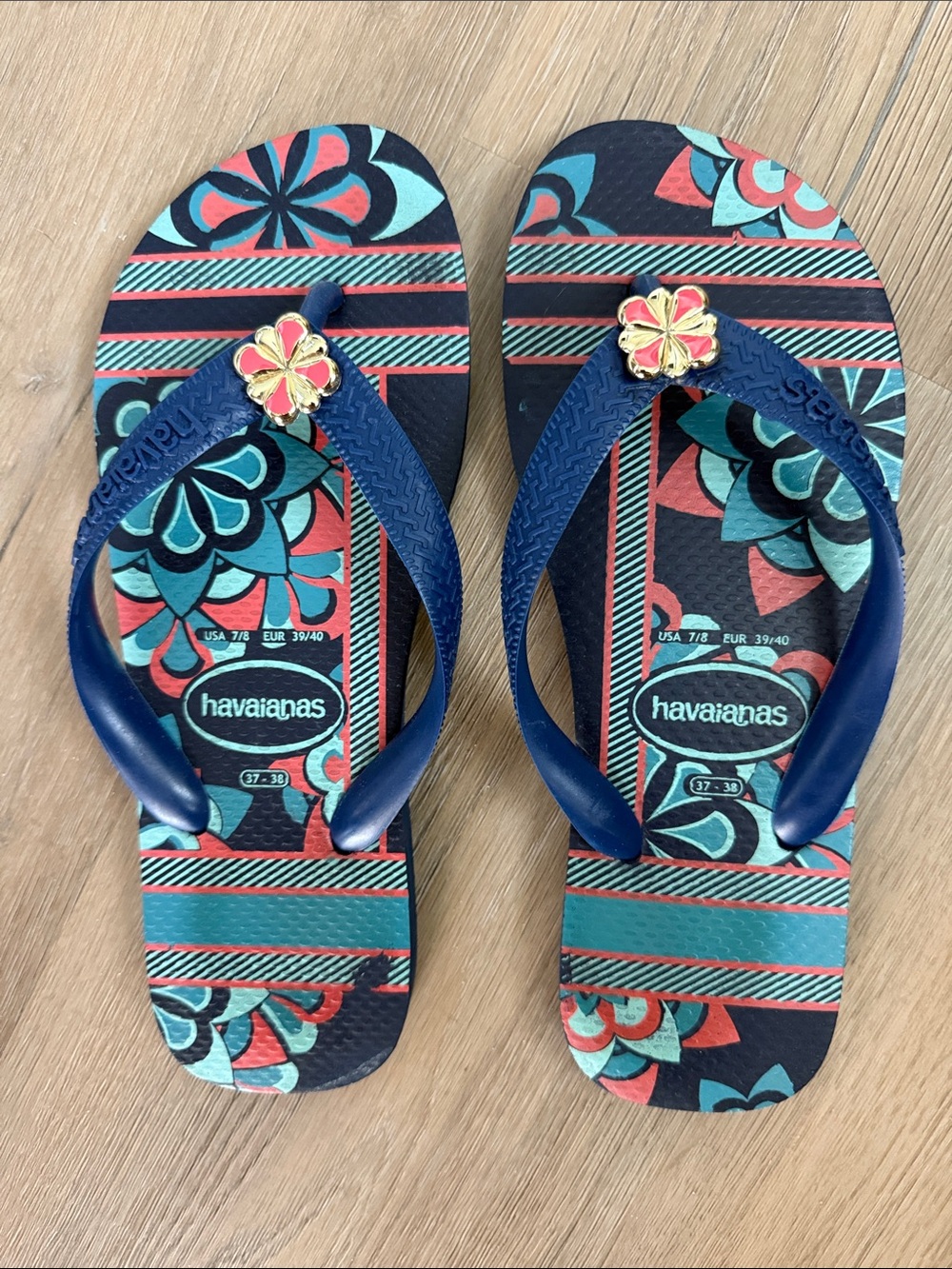 Havaianas women’s Size 7/8 Blue Floral Flip Flops with Gold & Coral Flower, EUC